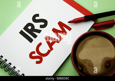 Handschrift Text schreiben Irs Scam. Konzept Bedeutung Warnung Scam Betrug Steuer Pishing Spam Geld Einnahmen Alert System Notebook Buch die Ebene zurück geschrieben Stockfoto