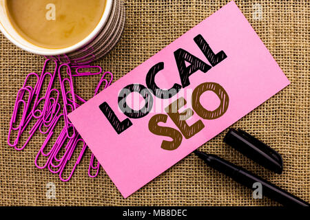 Handschrift Text schreiben Lokale Seo. Begriff Sinne Search Engine Optimization Strategie optimieren finden Sie Keywords geschrieben Rosa Zettel Papier. Stockfoto