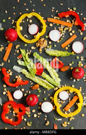 Gem Salat, Radieschen und getrocknetes Gemüse Zutaten für vegane Suppe oder Eintopf Stockfoto