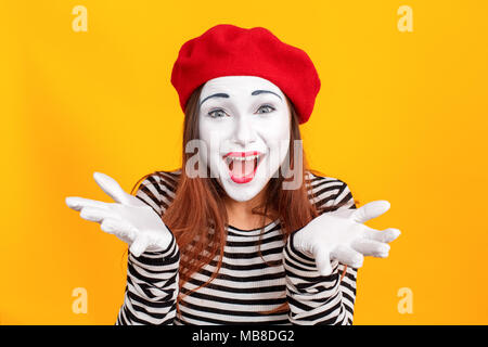 Closeup Portrait von Erfolg mime-Frau in gestreifte Jacke, happines und toothy Lächeln. Emotionen und Gefühle. Innen- schuss, gelber Hintergrund Stockfoto