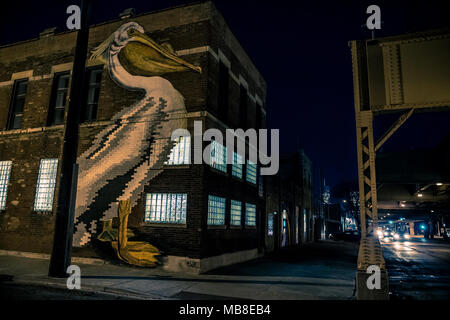 Pelikan Wandbild Kunst von Juan De La Mora Monsivais in Chicago ist in der Nähe der West Side. Scary Night scene mit industriellen Gebäuden und Verkehr in der Nacht. Stockfoto