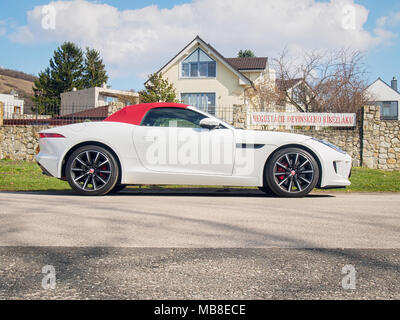 BRATISLAVA, Slowakei - 2. APRIL 2018: Weiße Jaguar F-Type Cabrio auf der Straße geparkt Stockfoto