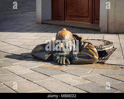BRATISLAVA, Slowakei - 2. APRIL 2018: Cumil (auf Deutsch: "die Watcher') Statue auch als Mensch bei der Arbeit bekannt. von Viktor Hulik Stockfoto