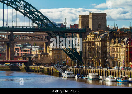 Newcastle, England - März 7, 2018: Blick auf einen Abschnitt der Tyne Bridge und die Skyline von Newcastle. Das 1928 eröffnete Tyne Bridge ist die am meisten gefeiert. Stockfoto