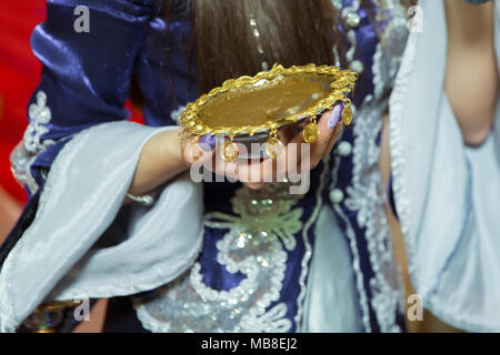 Weibliche Hände dekorativ durch Henna mit Schale gefärbt. Goldene Auszeichnung für das Henna. Stockfoto