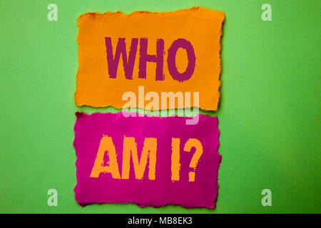 Handschrift text Wer bin ich Frage. Begriff Sinne Frage Identität denken Zweifel Psycology Geheimnis auf Reißen Papiere auf dem grünen Hintergrund geschrieben. Stockfoto