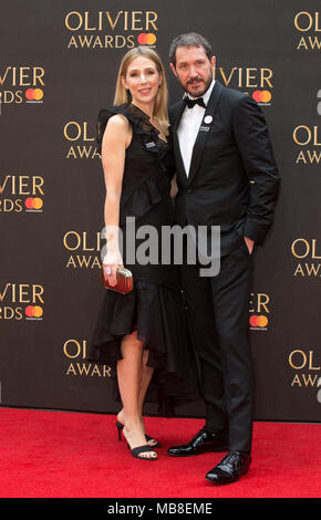 Sally Scott und Bertie Carvel ankommen für die Olivier Awards in der Royal Albert Hall in London. Stockfoto