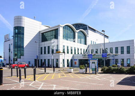 Ashford Hospital, Ashford und St. Peter's Hospitals NHS Trust, London Road, Ashford, Surrey, England, Vereinigtes Königreich Stockfoto