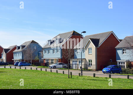 Häuser und Parks am College Green Entwicklung, Slough, Berkshire, England, Vereinigtes Königreich Stockfoto