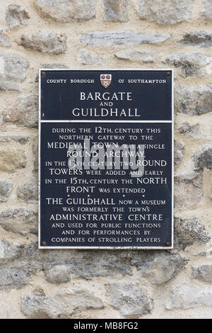 Im 12. Jahrhundert Bargate und Guildhall Zeichen, oben Bargate Straße, Altstadt, Southampton, Hampshire, England, Vereinigtes Königreich Stockfoto