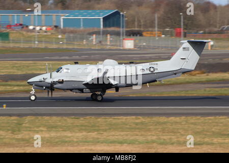 09-0681, einer Beechcraft MC-12 W Liberty betrieben von der United States Air Force, am Flughafen Prestwick, Ayrshire. Stockfoto