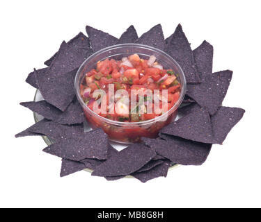 Pico de Gallo, authentische mexikanische Salsa in BPA-freien Kunststoff Behälter und leicht gesalzen organische Blue Corn Tortilla Chips Stockfoto