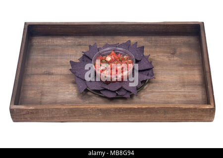 Pico de Gallo, authentische mexikanische Salsa in BPA-freien Kunststoff Behälter und leicht gesalzen organische Blue Corn Tortilla Chips Stockfoto