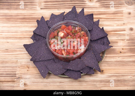 Pico de Gallo, authentische mexikanische Salsa in BPA-freien Kunststoff Behälter und leicht gesalzen organische Blue Corn Tortilla Chips Stockfoto