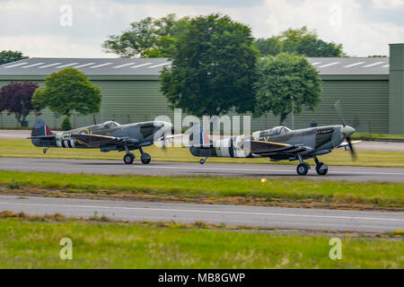 Zwei Supermarine Spitfires über Aus Biggin Hill Flugplatz, Großbritannien am 13. Juni 2015. Stockfoto