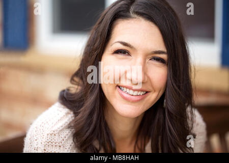 Latin Frau lächelnd. Stockfoto