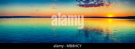 Sonnenuntergang über dem See in Russland. Erstaunliche Landschaft panorama Stockfoto