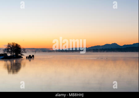 Morgennebel bei Sonnenaufgang an der Comox Mündung, Comox Valley, British Columbia Stockfoto