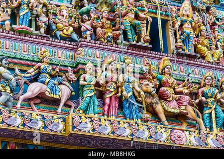 Aufwendigen hinduistische Kunst und Gottheit Schnitzereien an der Fassade des Sri Veeramakaliamman Tempel in Little India, Singapur. Stockfoto