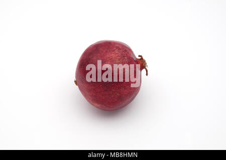 Dunkelrot Granatapfel Obst auf weißem Hintergrund Stockfoto