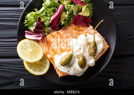 Lachs piccata mit Frischer gemischter Salat closeup auf einem Teller. horizontal oben Ansicht von oben Stockfoto