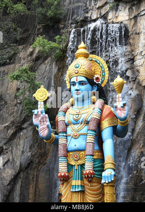 Statue des hinduistischen Gottes Krishna neben dem Eingang zum Heiligtum im Ramayana Höhle, Batu Grotte, Kuala Lumpur, Malaysia Stockfoto