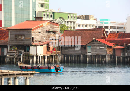 Holzhaus auf Stelzen über dem Wasser gebaut, Clan Molen, Georgetown, Penang, Malaysia. Weltkulturerbe der UNESCO Stockfoto