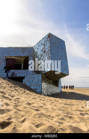 WW2 Bunker in Scherben von Spiegel entfernt am Strand von Dünkirchen Stockfoto