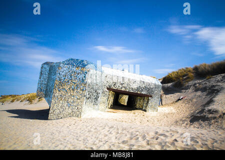 WW2 Bunker in Scherben von Spiegel entfernt am Strand von Dünkirchen Stockfoto