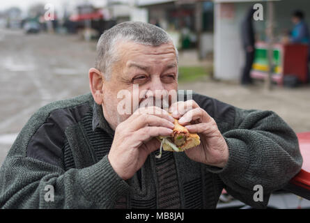 Portrait der Kaukasischen ältere Fahrer Essen lyulya Kebab in lavash Stockfoto