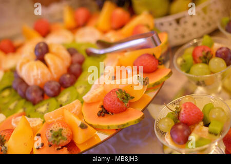 Bunte Obstplatte mit einer großen Auswahl an exotischen und Obst der Saison, für eine Snackbar, Rezeption oder jede Art von Feier vorbereitet Stockfoto