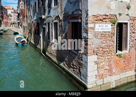 Venedig, Italien - 14 JULI 2016: typischen Grachten mit alten Häusern Stockfoto