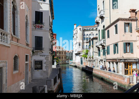 Venedig, Italien - 14 JULI 2016: typischen Grachten mit alten Häusern Stockfoto