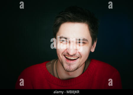 Emotionale junger Mann Foto im Studio Stockfoto