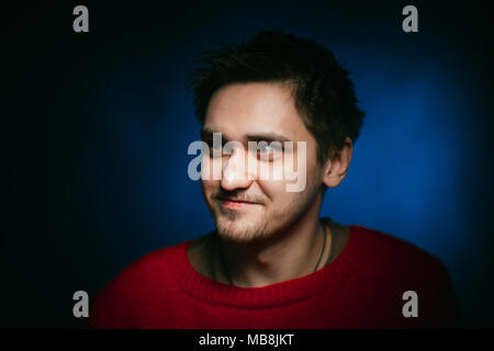 Emotionale junger Mann Foto im Studio Stockfoto