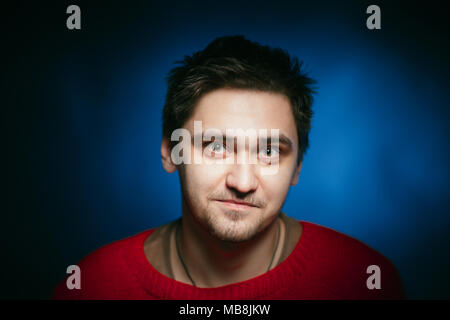 Emotionale junger Mann Foto im Studio Stockfoto