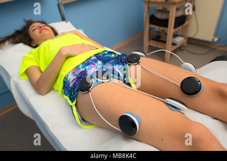 Elektrostimulation der Quadrizeps im Studio eines Physiotherapeuten. Stockfoto