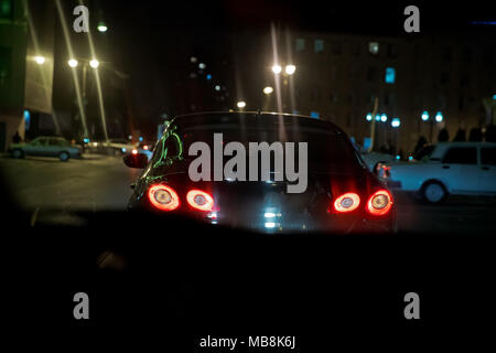 Der Stau. Der Stau auf der Straße in der Stadt in der Nacht mit gelben und roten elektrischen Licht für Autos während Sie nach Hause kommen. Stockfoto