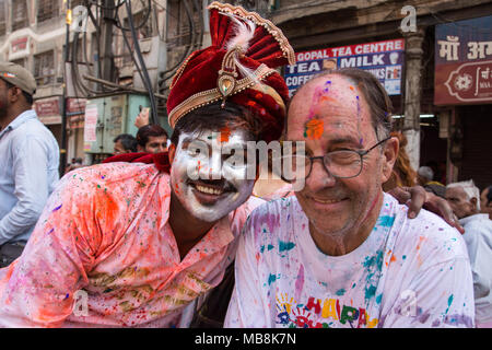 Feiern Holi, ein Hindu festival Frühling und Liebe mit Farben. In Varanasi Uttar Pradesh, Indien fotografierte Stockfoto