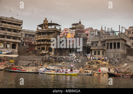 Pilger besuchen die Heilige Stadt und bunten Ruderboote auf den Ganges in Varanasi, Uttar Pradesh, Indien Stockfoto