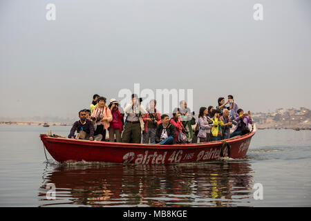 Varanasi, Indien. Touristen in Ruderboote auf dem Ganges Stockfoto