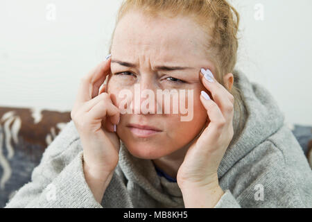 Betonte junge Frau in starke Spannung Kopfschmerzen erschöpft. Stockfoto