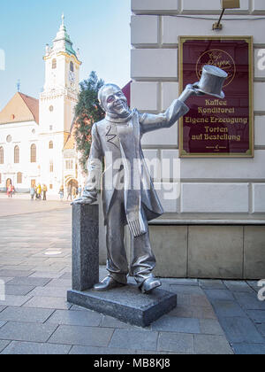 BRATISLAVA, Slowakei - 2. April 2018: Die Statue von Schoner Naki (real name Ignac Lamar) von Juraj Melis Stockfoto