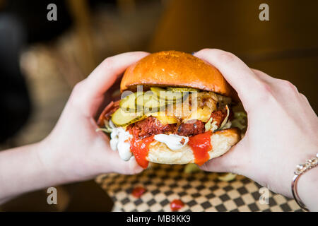 Vegane Burger mit veganen Käse, Gurken und Ketchup. Stockfoto