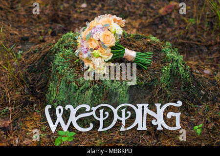 Blumenstrauß aus Braut Hochzeit Blumen auf alter Baumstumpf. Dekoriert in alten Herbst Holz für Hochzeit. Im rustikalen Stil von Elementen der Einrichtung. Whi Stockfoto