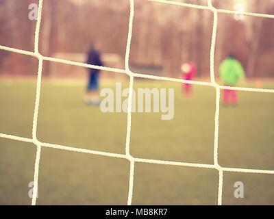 Fußball-Training. Gekreuzt Fußball Netze Fußball-Fußball im Ziel net mit Gras auf Spielplatz im Hintergrund. Stockfoto