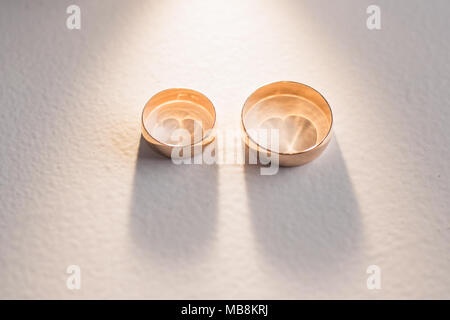 Detailansicht von zwei golden glänzenden Ringe. Horizontale clor Fotografie. Stockfoto