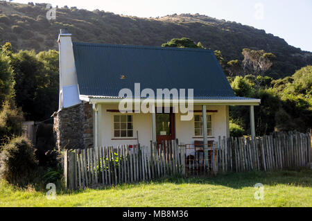 Das historische Haus in Flea Bay Akaroa Neuseeland war die ursprüngliche Bergmänner Cottage, wenn die Bucht erste bewirtschaftet wurde. Stockfoto