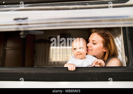 Mutter und Sohn in einem Wohnmobil. Stockfoto