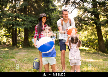 Schöne junge Familien mit Töchtern, Camping im Wald. Stockfoto